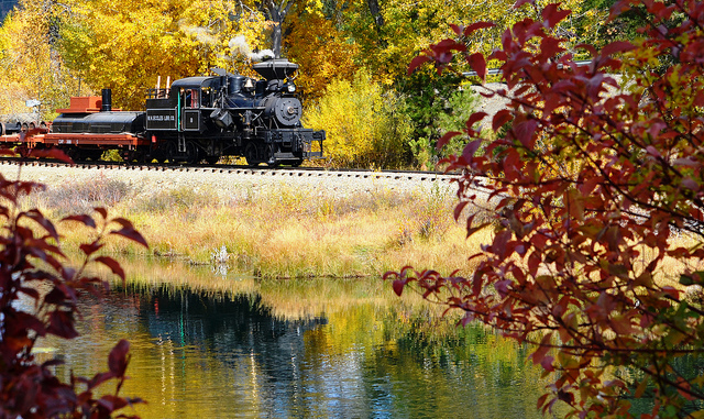 All Aboard! Stunning Fall Foliage Oregon Train Rides Departing Soon