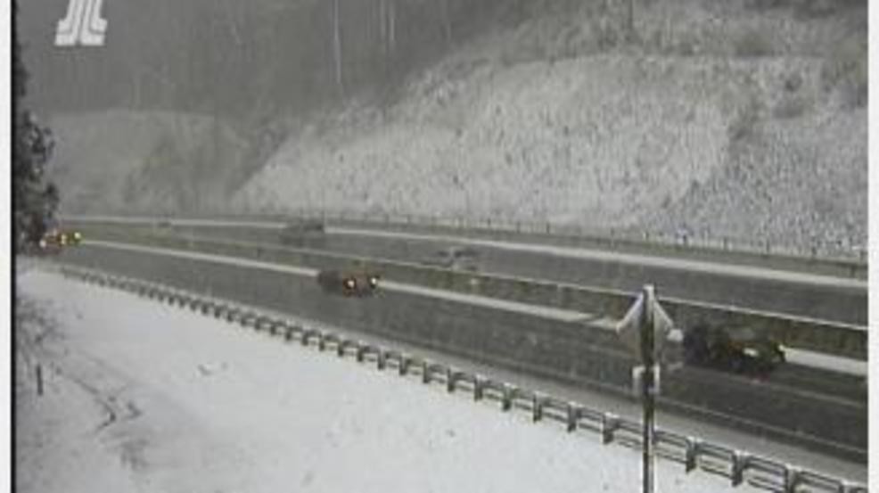 Snow falling between Roseburg and Grants Pass in Southern Oregon