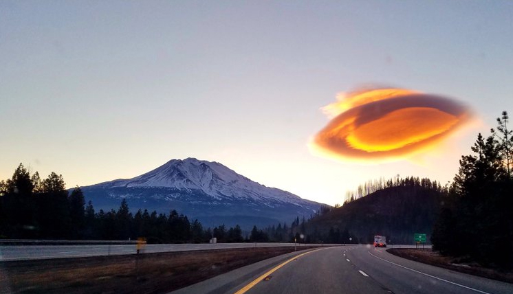 Beautiful ‘UFO’ Lenticular Clouds Captured Over Mt Shasta