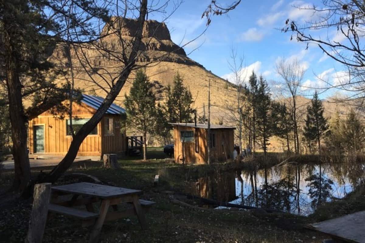 Cabin with a view of wedding cake mountain