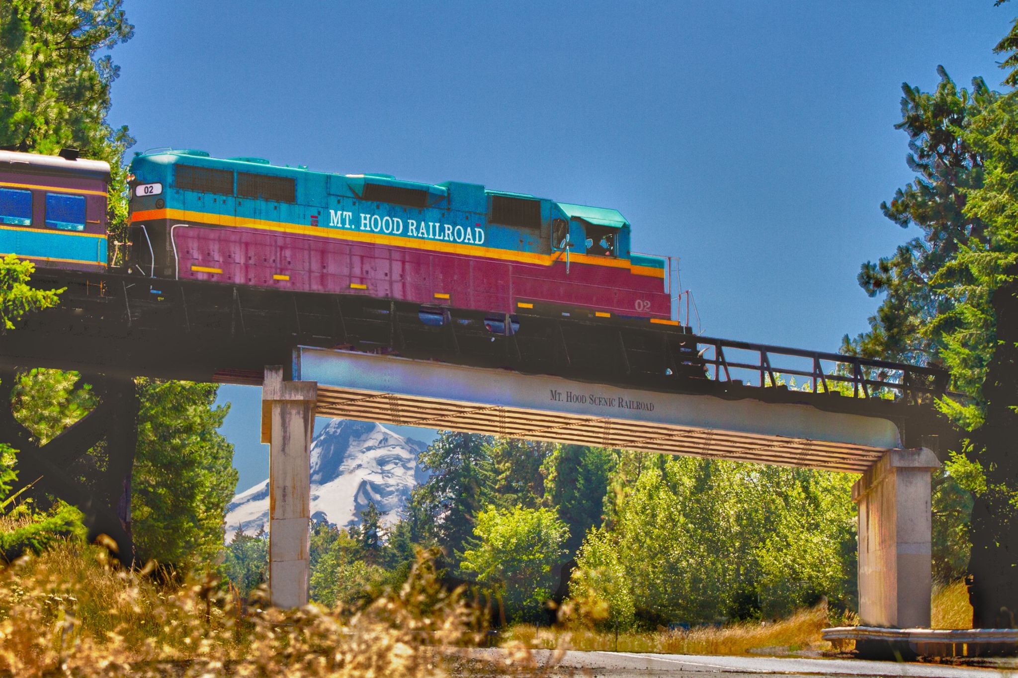 Go On An Autumn in Oregon Adventure By Train And See Gorgeous Fall Colors