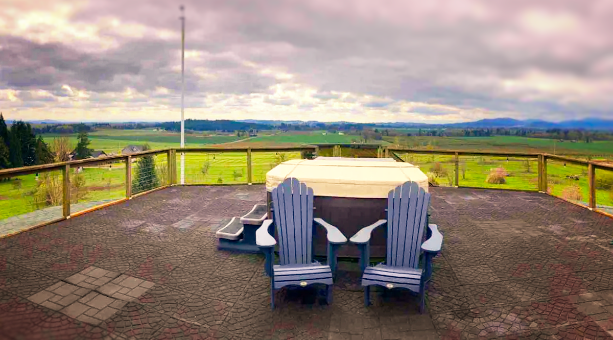 This Oregon Airbnb Features a Rooftop Hot Tub With a Spectacular View