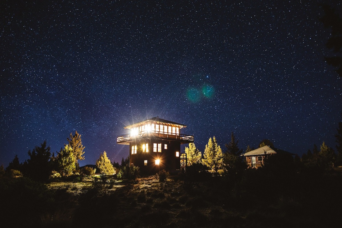 The Cozy Lookout Tower: An Oregonian Jewel Packed with Charm and Serenity