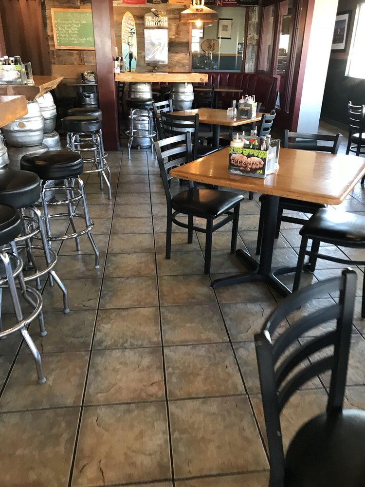 The interior of Cascade Lakes Brewing 7th Street Redmond.