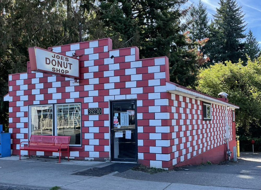 Since 1974, This Small Oregon Donut Shop Has Been a Community Staple
