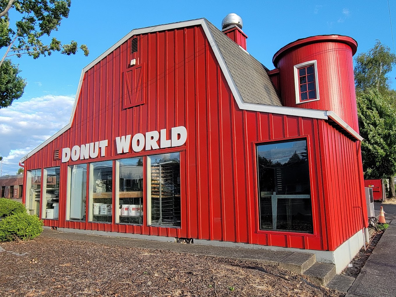 The Oregon Donut Shop That’s Been Serving Up Irresistible Treats Since 1983