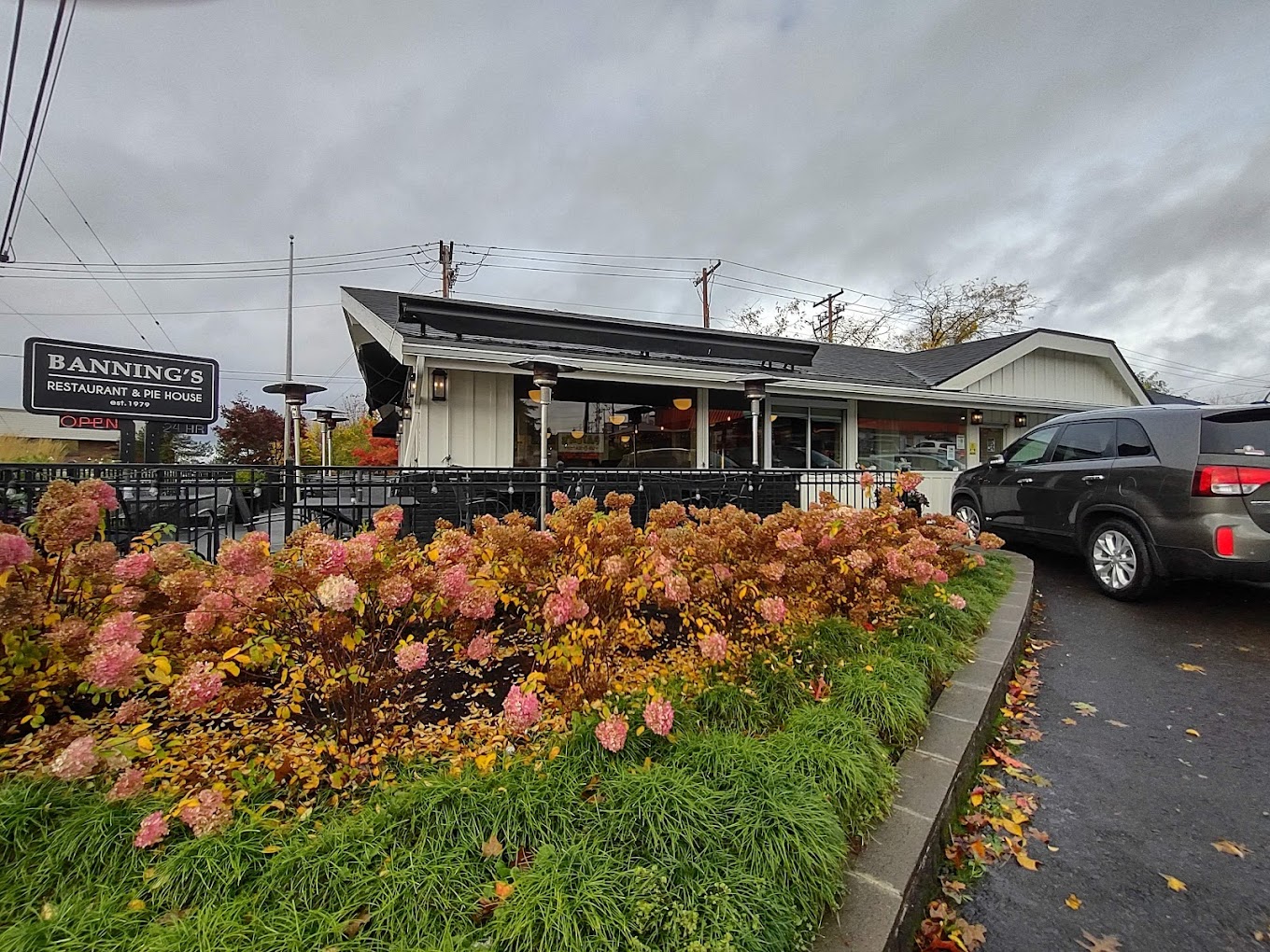 Locals Want To Keep This Charming Oregon Restaurant & Pie House A Secret