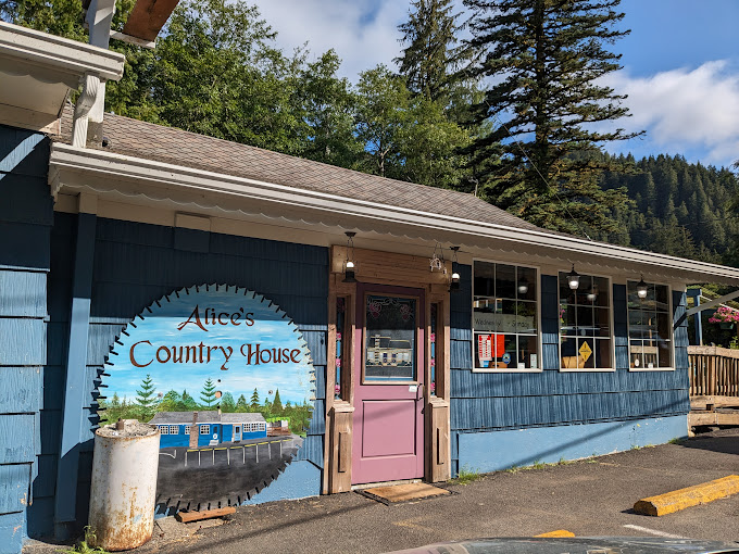 This Iconic Spot In Oregon Brings A Taste Of Home To Every Dish For Over 40 Years