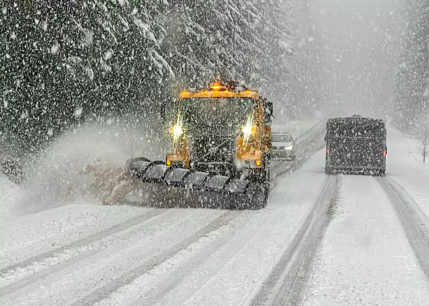 Oregon Cascades Braces for Severe Snowstorm with Rare Blizzard Alert